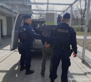 Jeleniogórscy policjanci zatrzymali mężczyznę, który wywołał pożar