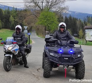 Policjanci jeleniogórskiej drogówki w patrolu na motocyklu i quadzie