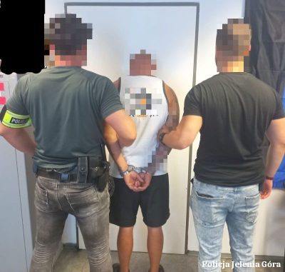 Chodził po hotelu i łapał za klamki. Tak złodziej okradł turystę