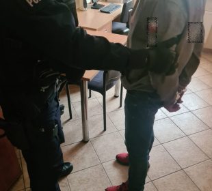 Ukradł turystce między innymi karty płatnicze , a następnie posłużył się nimi łącznie 18 razy