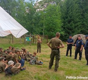 Mundurowi sprawdzali bezpieczeństwo dzieci na obozach harcerskich w Szklarskiej Porębie Mundurowi sprawdzali bezpieczeństwo dzieci na obozach harcerskich w Szklarskiej Porębie