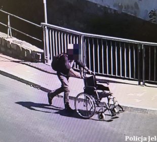 Kradnie co popadnie, tym razem jego łupem padł wózek inwalidzki Kradnie co popadnie, tym razem jego łupem padł wózek inwalidzki