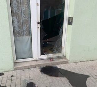 Awanturwała się, groziła sąsiadce oraz uszkodziła drzwi – została zatrzymana