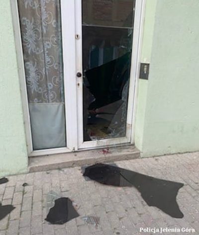 Awanturwała się, groziła sąsiadce oraz uszkodziła drzwi – została zatrzymana