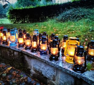 Spacer z lampami naftowymi w Ogrodzie Ducha Gór