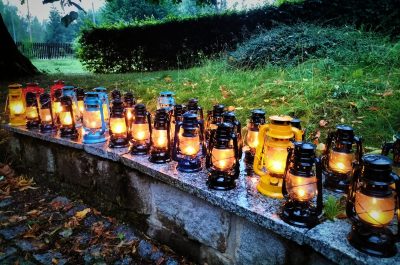 Spacer z lampami naftowymi w Ogrodzie Ducha Gór