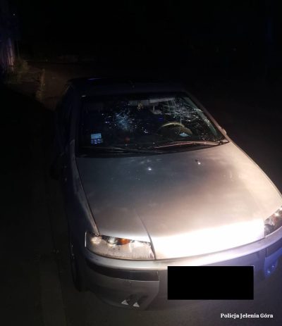 Nietrzeźwy zdemolował zaparkowany samochód- sam zadzwonił na Policję. Twierdził, że w aucie mężczyzna dopuszcza się przemocy wobec jego żony