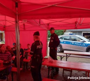 Policjanci sprawdzali bezpieczeństwo dzieci na obozie harcerskim i rozmawali z uczestnikami o bezpieczeństwie