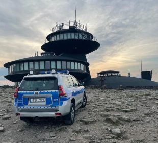 Poprosił policjantów o pomoc w odnalezieniu swojej koleżanki, z którą zdobywał Koronę Karkonoszy