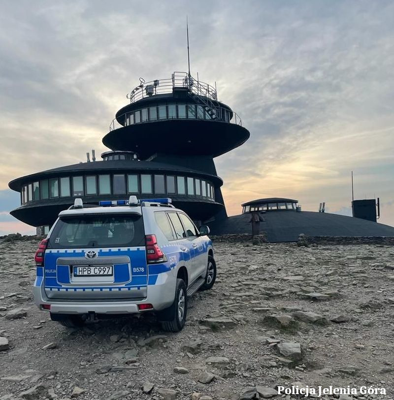 Poprosił policjantów o pomoc w odnalezieniu swojej koleżanki, z którą zdobywał Koronę Karkonoszy