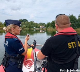 Policjantka i strażak kontrolowali niestrzeżone kąpieliska