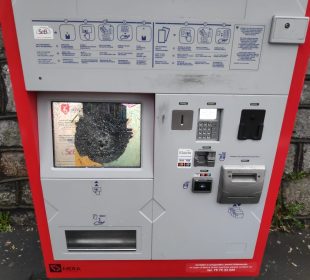 Wandale wyżyli się na biletomacie