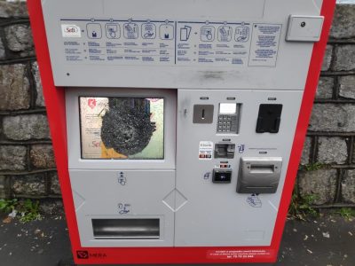 Wandale wyżyli się na biletomacie