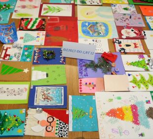 Wybierali najładniejsze kartki świąteczną w konkursie Aresztu Śledczego w Jeleniej Górze