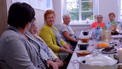 Dębowe Babki zorganizowały obiad dla seniorów