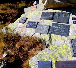 Zapłonęły znicze na cmentarzyku w Kotle Łomniczki