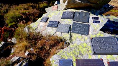 Zapłonęły znicze na cmentarzyku w Kotle Łomniczki Zapłonęły znicze na cmentarzyku w Kotle Łomniczki