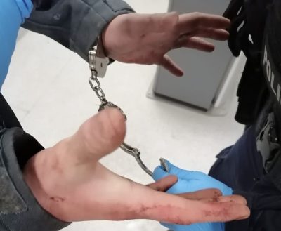 Świętowali urodziny na boisku szkolnym, na którym dopuścili się zniszczenia mienia na ponad 18 tysięcy złotych