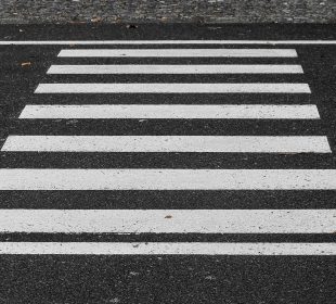 Nowe przejście dla pieszych na skrzyżowaniu ulic Sobieszowskiej i Dolnośląskiej