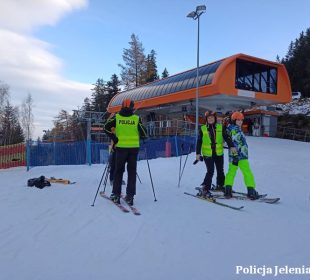 Na stoku w Karpaczu pojawili sie już miłośnicy białego szaleństwa, a wraz z nimi policjanci w patrolu narciarskim