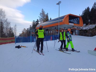 Na stoku w Karpaczu pojawili sie już miłośnicy białego szaleństwa, a wraz z nimi policjanci w patrolu narciarskim
