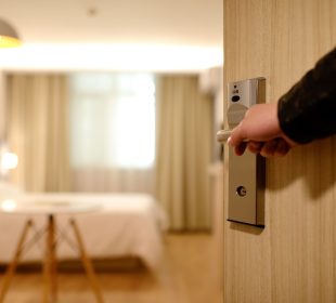 Jeleniogórska policja ostrzega przed oszustami sprzedającymi noclegi w miejscowościach turystycznych Jeleniogórska policja ostrzega przed oszustami sprzedającymi noclegi w miejscowościach turystycznych