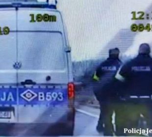 Ukradł busa, uciekał przed policjantami i uderzył w inne auto, zaraz po tym został zatrzymany Ukradł busa, uciekał przed policjantami i uderzył w inne auto, zaraz po tym został zatrzymany