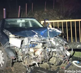 Jechała po alkoholu, znacznie przekroczyła prędkość i uderzyła w barierę ochroną mostu. Ponadto auto było bez przeglądu technicznego i ubezpieczenia