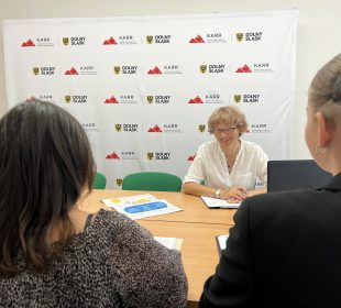 Doradztwo zawodowe – Twój klucz do sukcesu. Skorzystaj z darmowej konsultacji w Karkonoskiej Agencji Rozwoju Regionalnego!